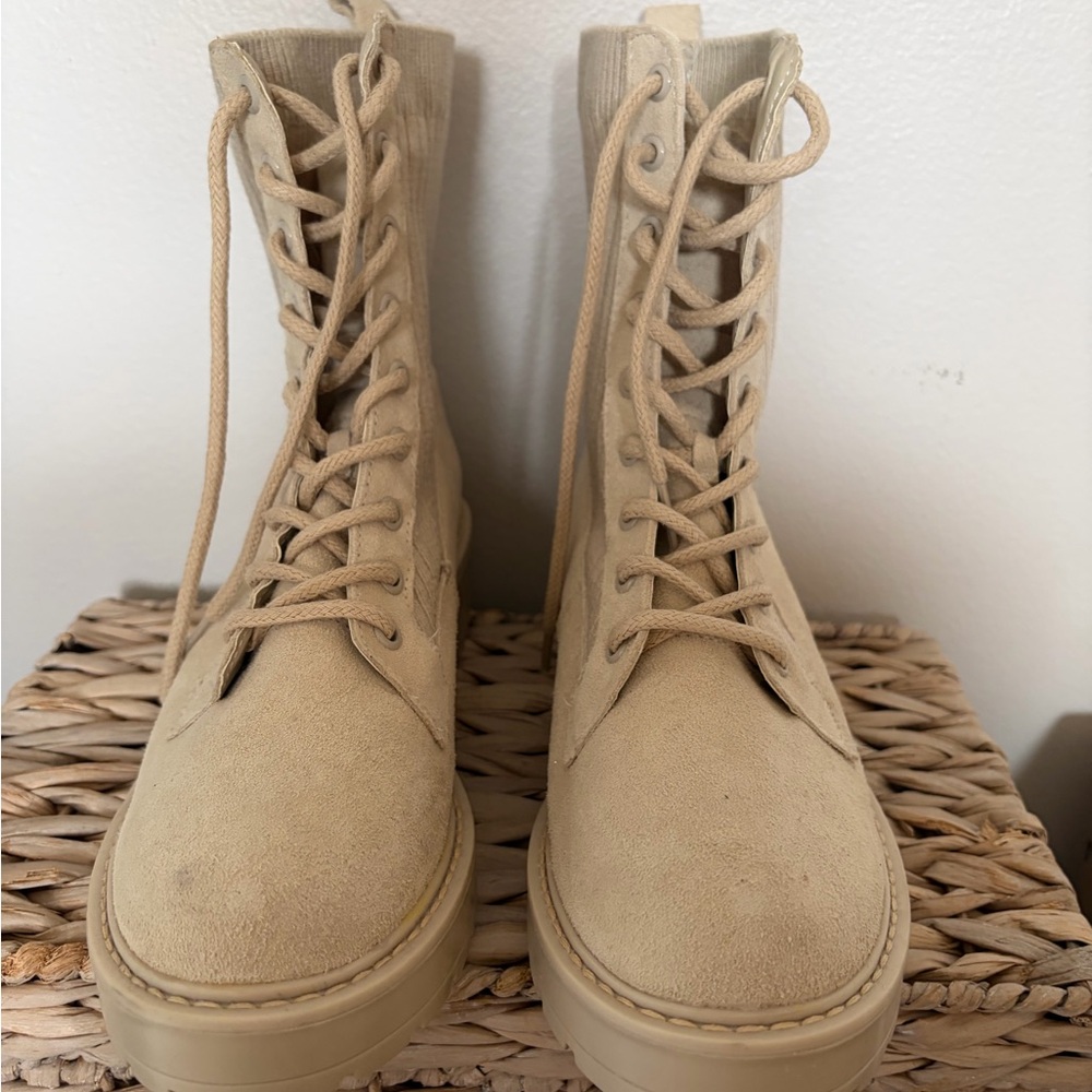 Steve Madden NEVER WORN tan Suede and sweater lace up boots sz 9 - Picture 2 of 3